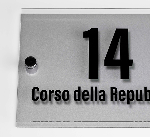 Targa da fissare a muro comprensiva di kit per il fissaggio, plexiglass trasparente e dibod, formato 20x14 cm, la trovi da CREA TO PRINT.